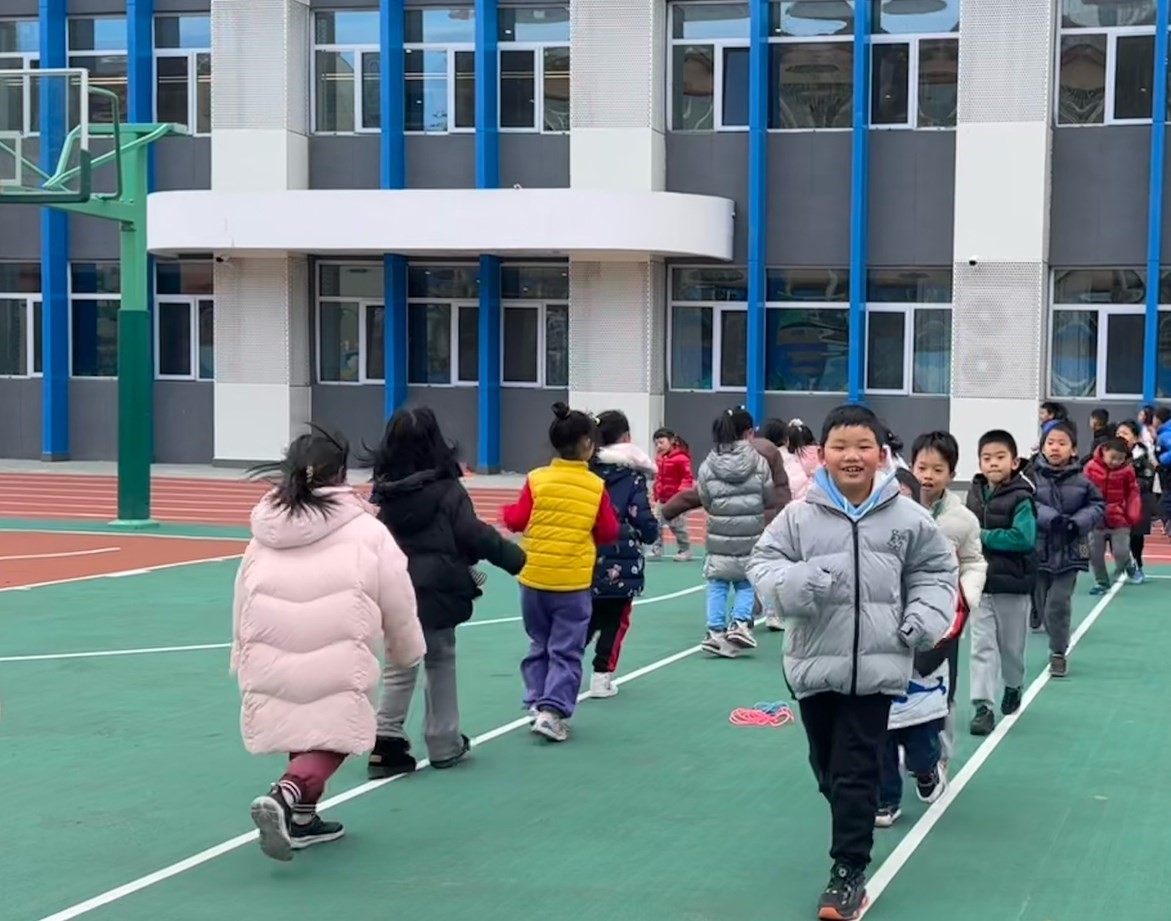 一年級(jí)的同學(xué)課間跑步 。學(xué)校供圖