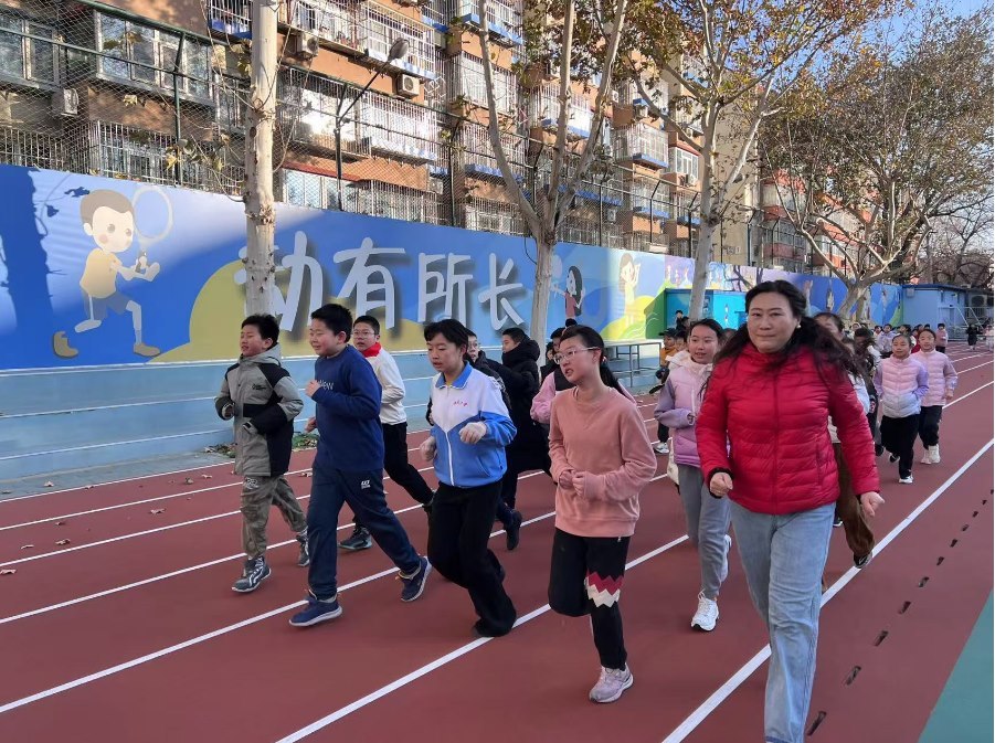 學(xué)生們?cè)诎嘀魅闻阃屡懿?。人民網(wǎng) 白炅攝