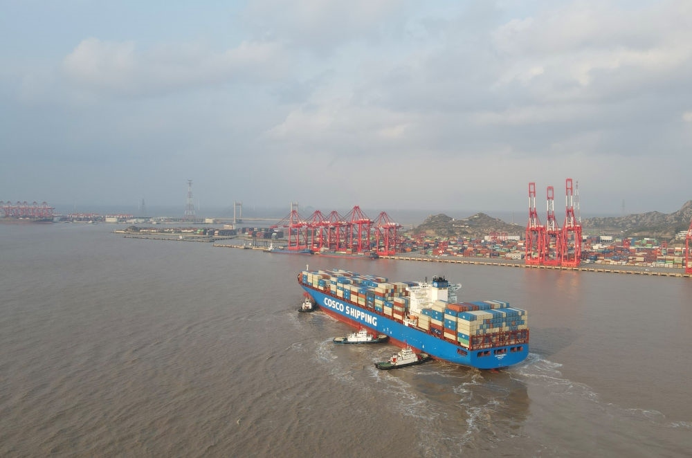 “新上?！陛喌诌_洋山港，這是自秘魯錢凱港開港后首個“錢凱—上?！闭胶酱危?024年12月18日攝，無人機照片）。新華社記者 方喆 攝