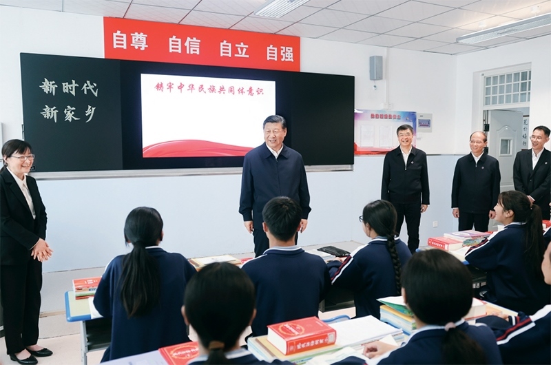 2024年6月18日至19日，中共中央總書記、國家主席、中央軍委主席習(xí)近平在青?？疾臁＿@是18日下午，習(xí)近平在果洛西寧民族中學(xué)高一（1）班觀摩“新時代、新家鄉(xiāng)”主題思政課。 新華社記者 鞠鵬/攝