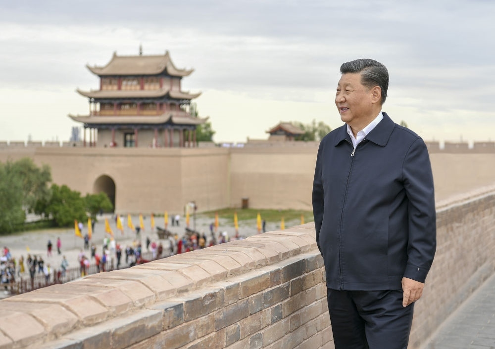 2019年8月20日上午，習(xí)近平總書記來到嘉峪關(guān)關(guān)城，登上城樓察看關(guān)城整體面貌，聽取河西走廊長城、關(guān)隘歷史文化情況介紹。新華社記者 謝環(huán)馳 攝