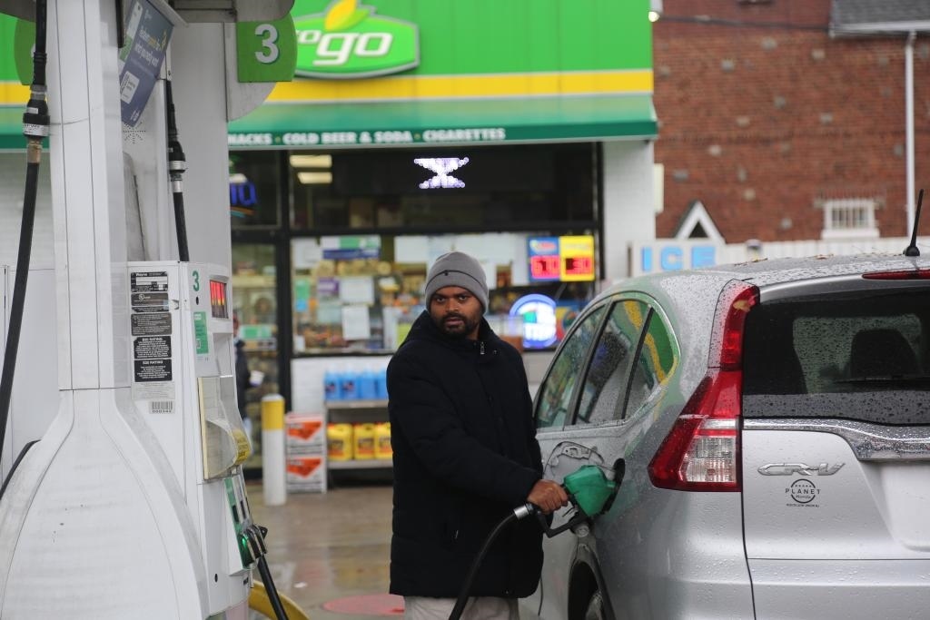 2024年12月11日，一名男子在美國紐約一處加油站加油。新華社記者劉亞南 攝