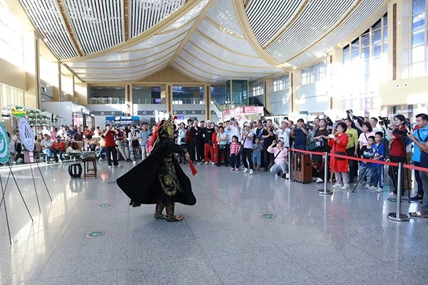 演員在中老鐵路瑯勃拉邦車站表演節(jié)目。蓬屏攝