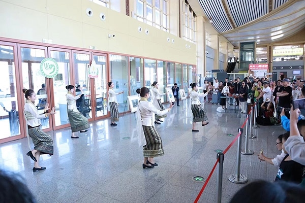 演員在中老鐵路瑯勃拉邦車站表演節(jié)目。蓬屏攝