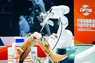 2024年中國國際服務(wù)貿(mào)易交易會上展出的人工智能骨科手術(shù)機器人。新華社發(fā)