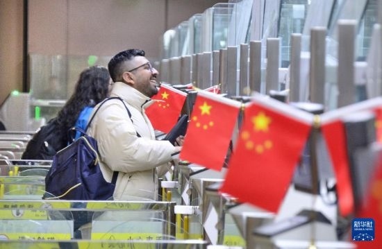 1月2日，國(guó)外旅客通過大興機(jī)場(chǎng)邊檢站入境。新華社記者 李欣 攝