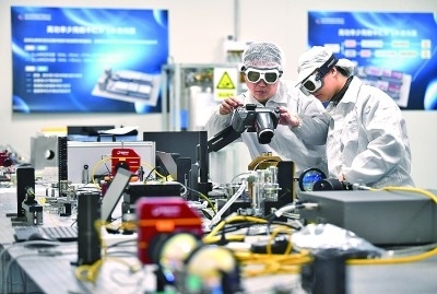 科研人員在中國科學院西安光學精密機械研究所阿秒科學與技術研究中心做實驗。新華社發(fā)