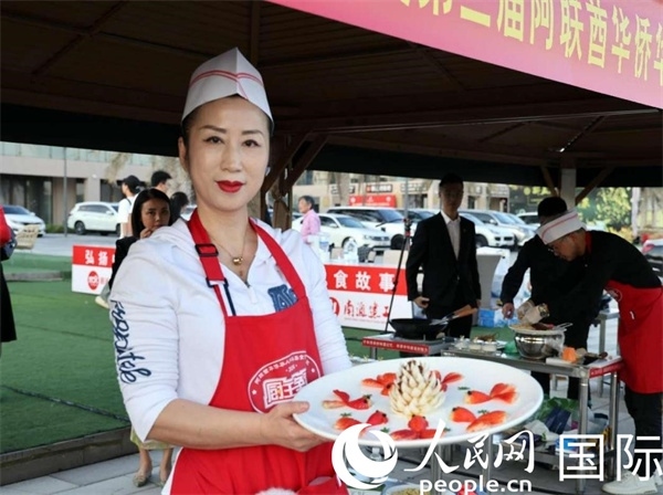 一名參賽選手展示冷盤“荷塘月色”。人民網(wǎng)記者 管克江攝