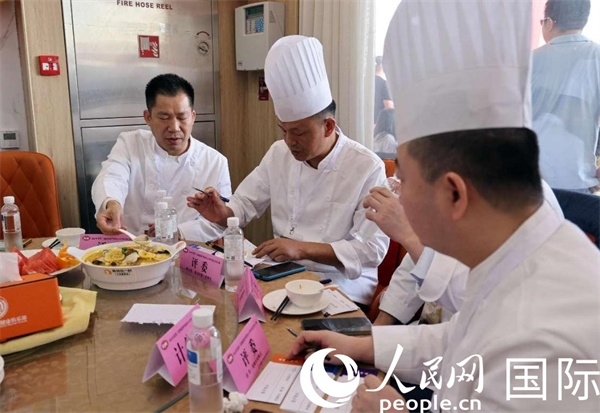 評委正在品嘗菜品并打分。人民網(wǎng)記者 管克江攝