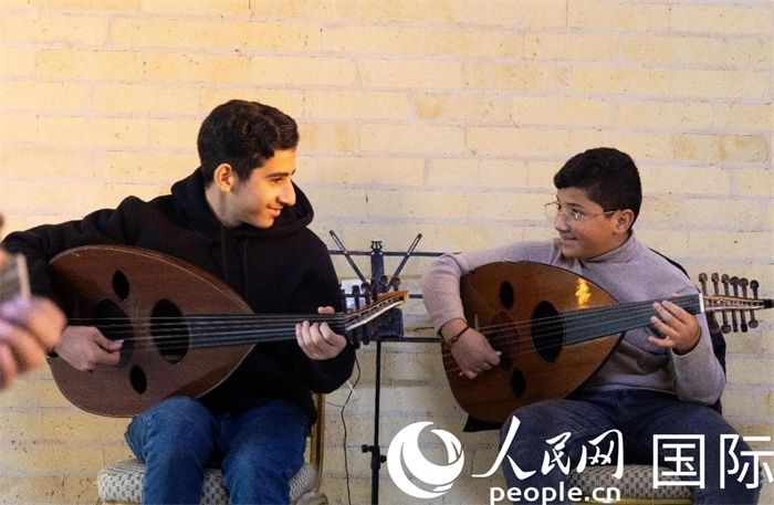 兩名年輕的烏德琴學(xué)員。人民網(wǎng) 伊納斯·易卜拉欣攝