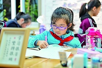 在河南洛陽市澗西區(qū)長安路街道長安路二社區(qū)共享自習(xí)室內(nèi)，孩子們在學(xué)習(xí)。李衛(wèi)超攝/光明圖片