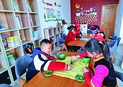 浙江岱山縣秀山鄉(xiāng)秀南村“民生小鋪”里，放學(xué)后的小學(xué)生在下棋。新華社發(fā)