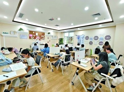 廣東深圳市龍崗區(qū)黨群服務(wù)中心開設(shè)的共享自習(xí)室一景。受訪者供圖