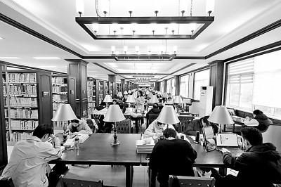 重慶大學(xué)圖書館，大學(xué)生們正在讀書學(xué)習(xí)。孫凱芳攝/光明圖片
