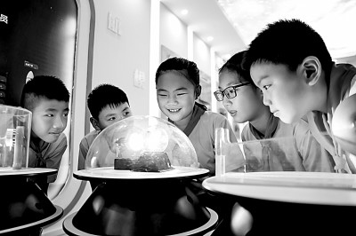 江西省南昌市青云客航天科創(chuàng)空間青少年科普館，孩子們?cè)谟^察光壓傳動(dòng)試驗(yàn)。鮑贛生攝/光明圖片