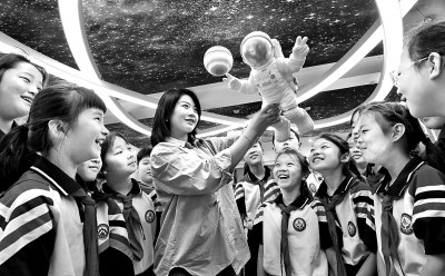 河北省邯鄲市邯山區(qū)實(shí)驗(yàn)小學(xué)老師向?qū)W生們介紹航空航天知識(shí)。郝群英攝/光明圖片