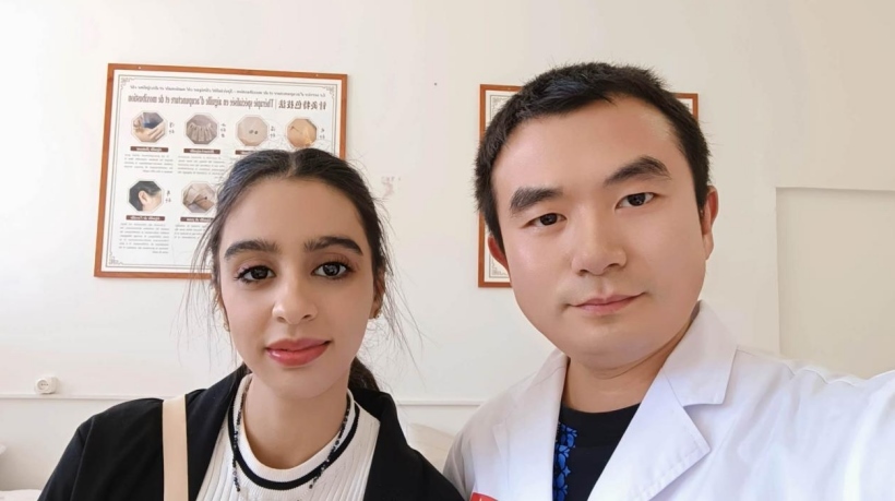 康復(fù)后的阿斯瑪與中國醫(yī)生梁敏。中國援阿爾及利亞醫(yī)療隊供圖