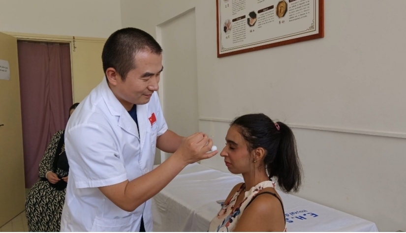 中國醫(yī)生為患者針灸治療。中國援阿爾及利亞醫(yī)療隊供圖