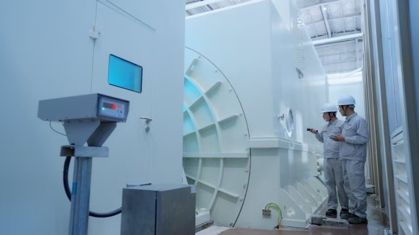 工作人員檢查300兆瓦壓氣儲能示范工程發(fā)電機。受訪者供圖