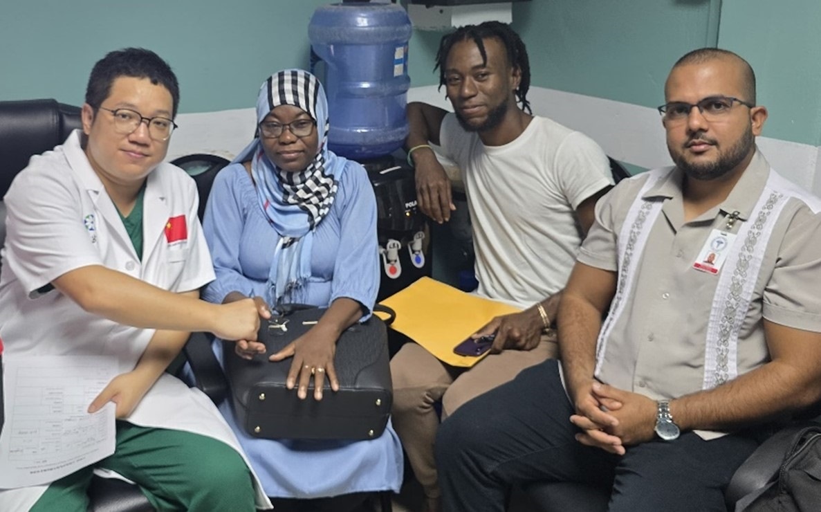 第20期中國(guó)援圭亞那醫(yī)療隊(duì)成員與患者及其家屬合影。第20期中國(guó)援圭亞那醫(yī)療隊(duì)供圖