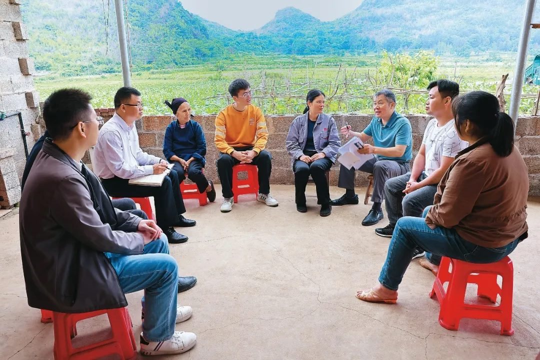 △法學會法律咨詢專家等入戶走訪、調(diào)解糾紛。