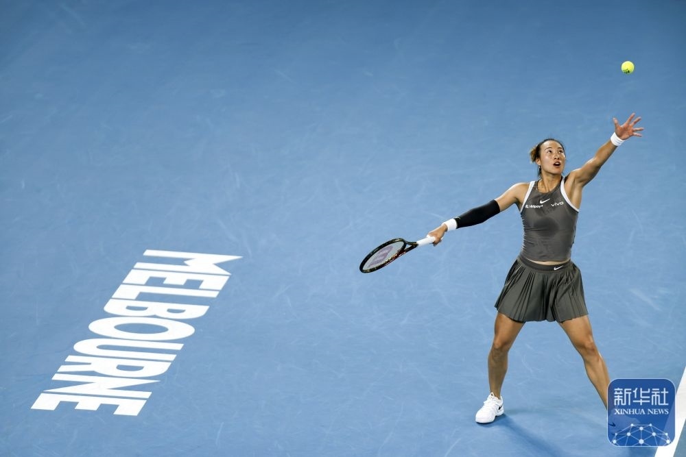 ↑鄭欽文在比賽中發(fā)球。新華社記者 馬平 攝