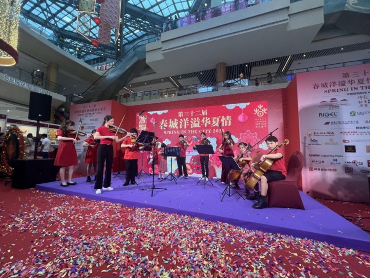 來自中國和新加坡的藝術(shù)團體聯(lián)袂表演了歌舞、器樂、武術(shù)、雜技等多種形式的文藝節(jié)目?；顒又鬓k方供圖