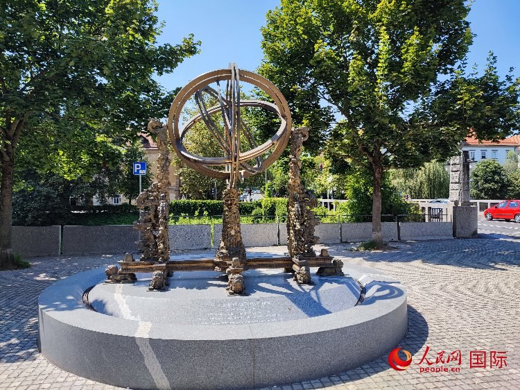 位于盧布爾雅那古城中心河畔的中斯友好紀(jì)念碑。人民網(wǎng)記者 謝亞宏攝