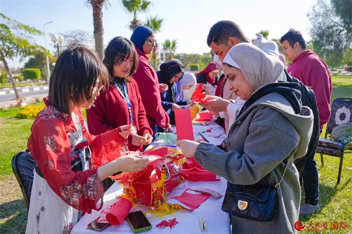 學生們踴躍參與中國文化體驗活動。人民網(wǎng) 塔里克·易卜拉欣攝