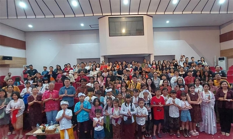 出席活動的師生與嘉賓合影。巴陵康孔子學院供圖