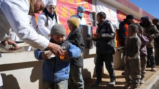 1月14日，廚師們正在給前來用餐的小朋友們打飯。新華社記者 邱星翔 攝