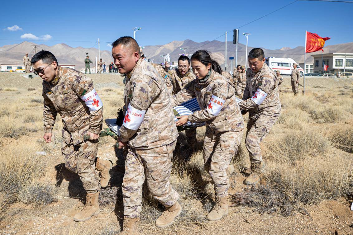 1月9日，日喀則定日縣長(zhǎng)所鄉(xiāng)，西藏軍區(qū)總醫(yī)院醫(yī)療隊(duì)隊(duì)員將受傷村民用擔(dān)架從救護(hù)車準(zhǔn)備抬上直升機(jī)，轉(zhuǎn)運(yùn)至拉薩的西藏軍區(qū)總醫(yī)院救治。人民日?qǐng)?bào)記者張武軍攝