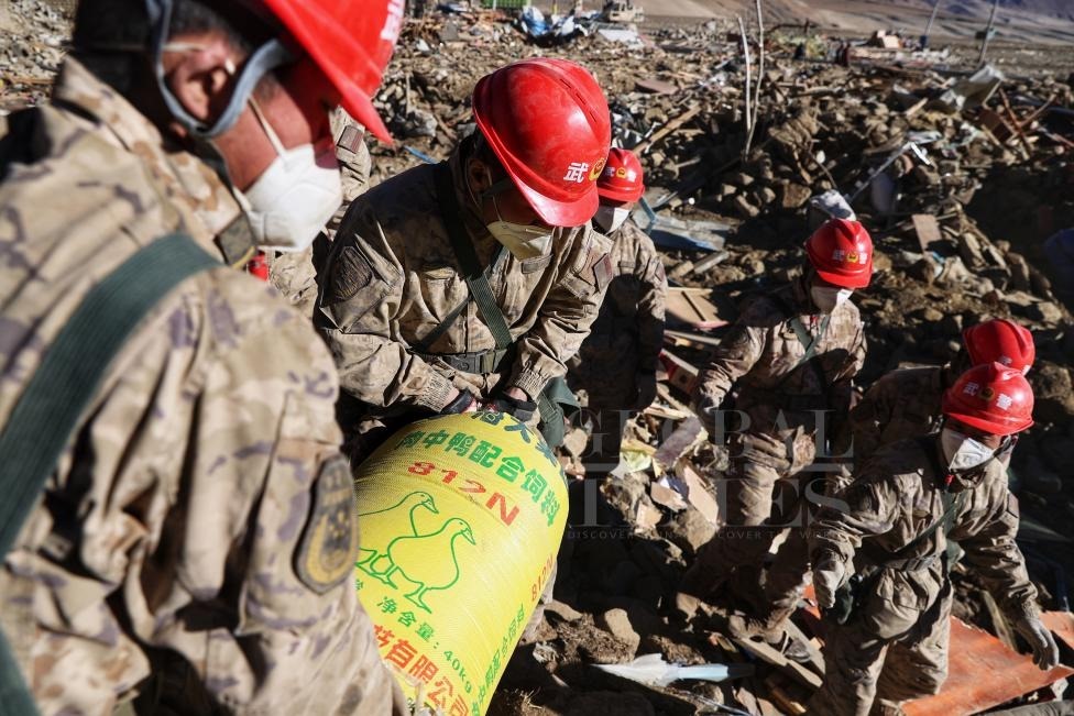 1月10日，定日縣長(zhǎng)所鄉(xiāng)古榮村，武警官兵幫助受災(zāi)群眾整理廢墟，搶救被掩埋的物資。環(huán)球時(shí)報(bào)記者崔萌攝