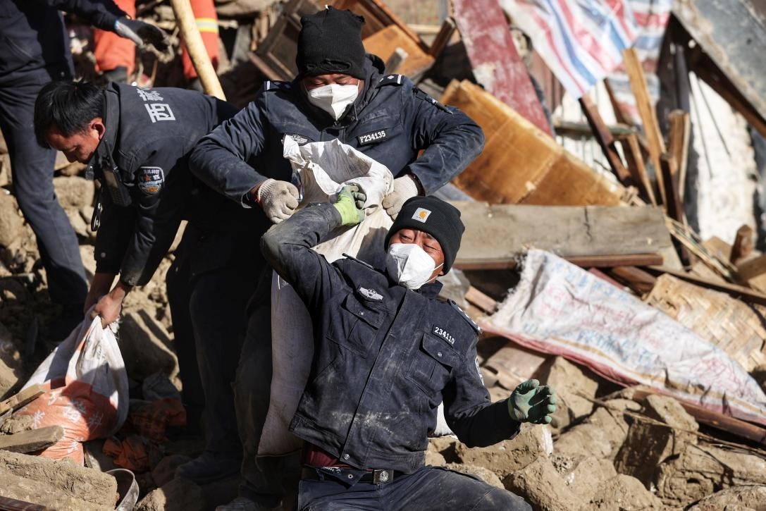 1月9日，定日縣長(zhǎng)所鄉(xiāng)古榮村，日喀則市公安局民警協(xié)助受災(zāi)群眾清理廢墟。 環(huán)球時(shí)報(bào)記者 崔萌攝