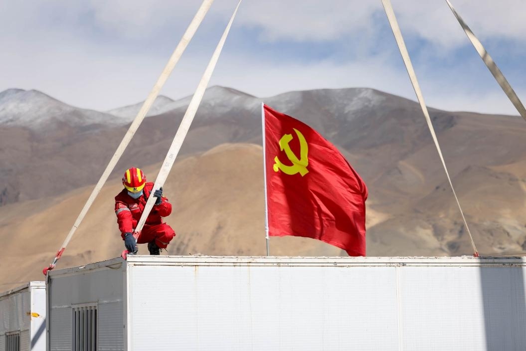 1月13日，定日縣長(zhǎng)所鄉(xiāng)嘎布村安置點(diǎn)，中國(guó)安能三局成都基地支援震區(qū)的黨員突擊隊(duì)隊(duì)員在搭建活動(dòng)板房。人民日?qǐng)?bào)記者張武軍攝