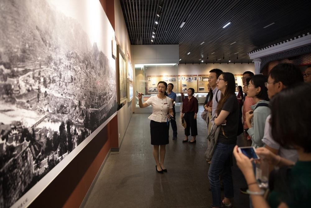 △參觀者在遵義會議紀念館聽取介紹。