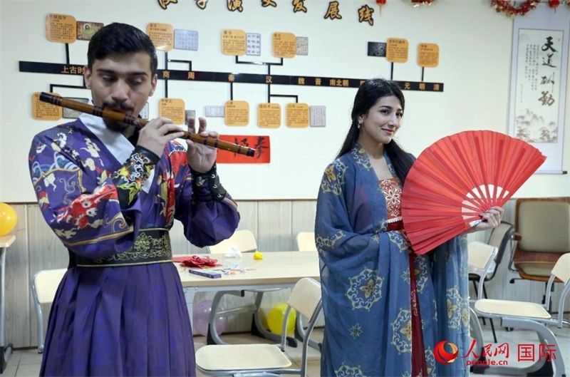 薩拉赫丁大學(xué)中文系學(xué)生們展示才藝。人民網(wǎng)伊納斯·易卜拉欣攝