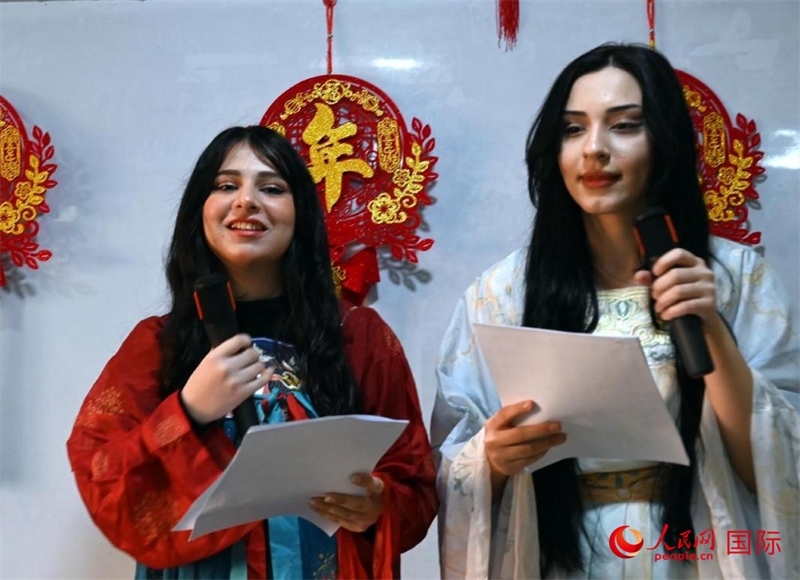 活動(dòng)由中文系學(xué)生主持。人民網(wǎng)伊納斯·易卜拉欣攝