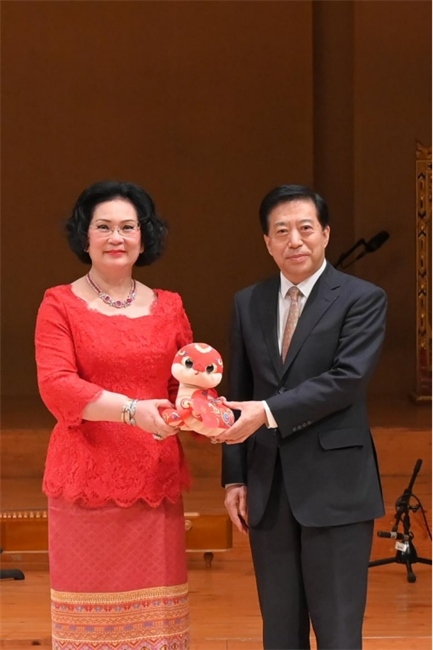 中國駐泰國大使韓志強(qiáng)與國際奧委會委員、泰國愛樂樂團(tuán)董事會主席坤仁帕塔瑪共同出席音樂會。主辦方供圖