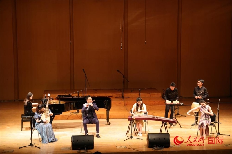 來自云南藝術(shù)學(xué)院的音樂家在演奏《金蛇狂舞》。人民網(wǎng)記者 楊一攝