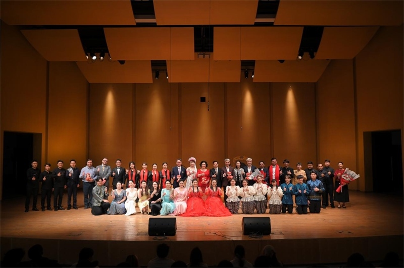 音樂會嘉賓與表演者集體合影?；顒又鬓k方供圖