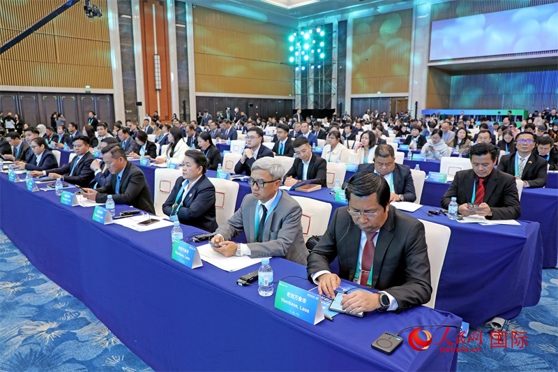 這是1月16日在南寧國際會展中心拍攝的“世界市長對話·南寧”活動現(xiàn)場。人民網(wǎng)記者 趙益普攝