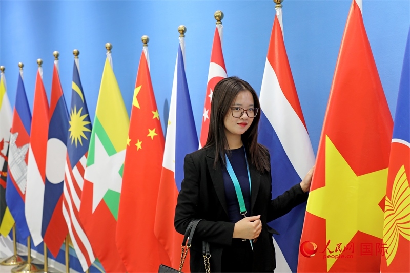 越南芒街市參會代表在南寧國際會展中心參觀。人民網(wǎng)記者 趙益普攝