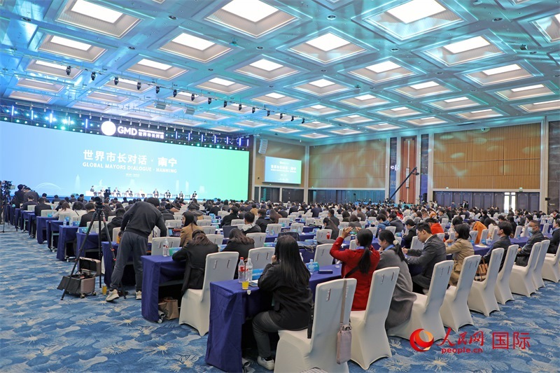 這是1月16日在南寧國際會展中心拍攝的“世界市長對話·南寧”活動現(xiàn)場。人民網(wǎng)記者 趙益普攝