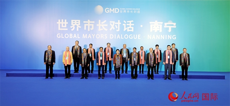 在南寧國際會展中心金桂花廳外，參加活動的中國和東盟國家市長合影留念。人民網(wǎng)記者 趙益普攝