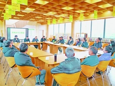 各種形式的民主協(xié)商議事會在余杭區(qū)落地生花。圖為黃湖鎮(zhèn)就共富工坊工作召開未來鄉(xiāng)村議事會。資料圖片