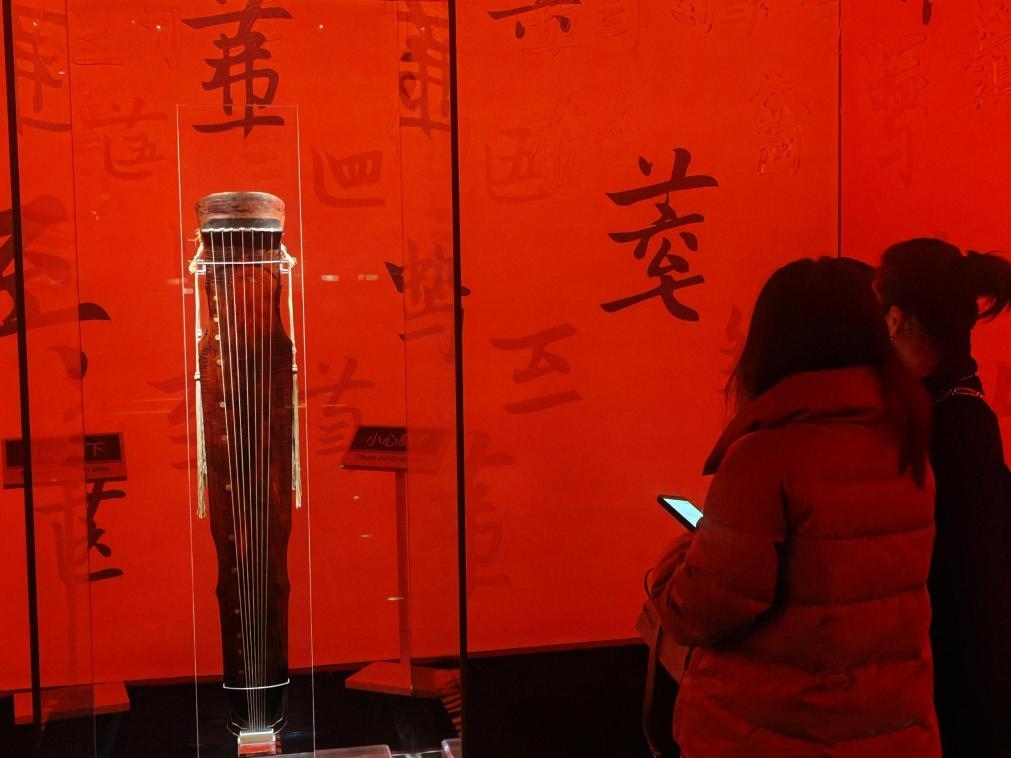 近日，在浙江省博物館之江館區(qū)，故宮博物館收藏的唐“大圣遺音”琴在“‘故宮·茶世界’觀(guān)茶——茶文化精品展”展出。新華社記者 馮源 攝