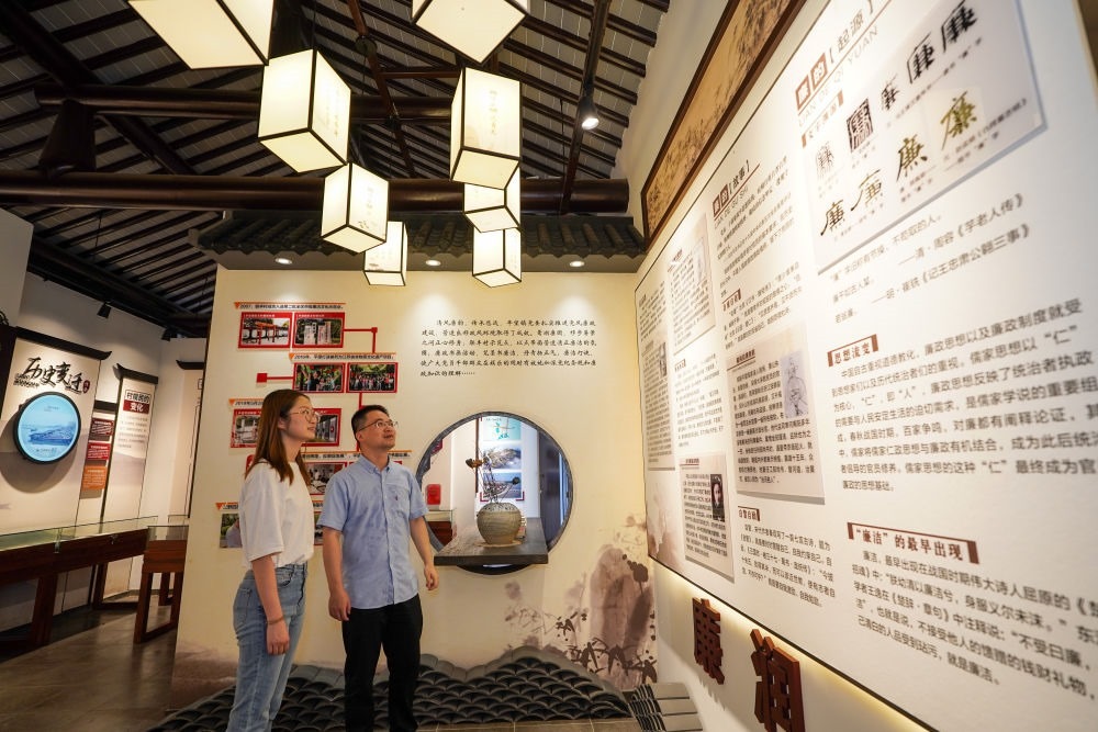 參觀者在蘇州市吳江區(qū)平望鎮(zhèn)廉潔教育基地鶯湖廉園內(nèi)參觀（2024年7月4日攝）。新華社記者 李博 攝
