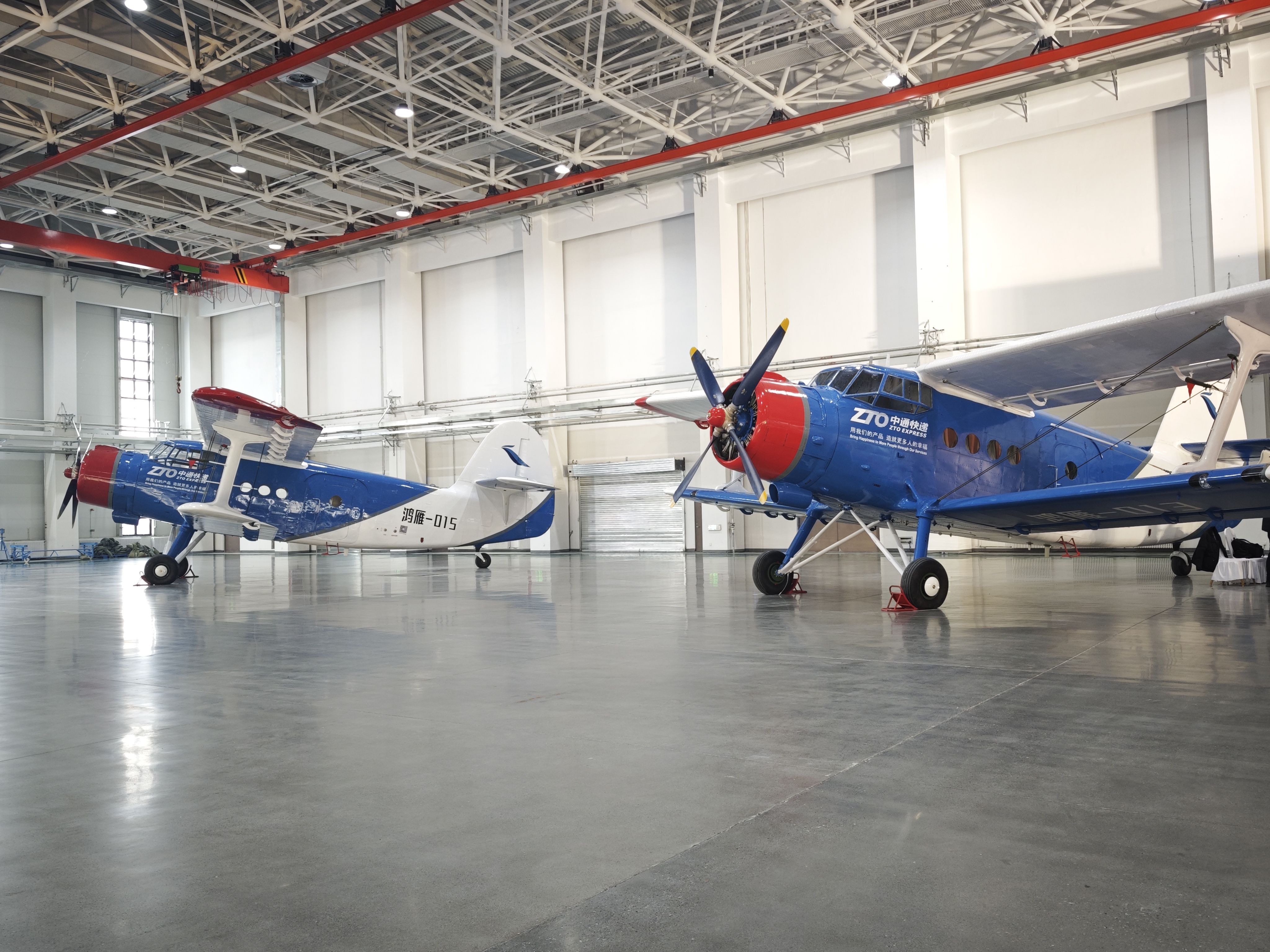 1月20日，停放在交付現(xiàn)場(chǎng)的大型無人機(jī)鴻雁（HY100）。新華社記者 茍立鋒 攝