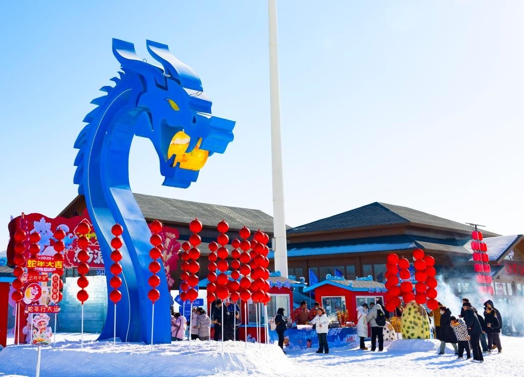 2025年1月，游客在遼寧錦州東方華地城海洋冰雪王國內(nèi)游覽。新華社發(fā)